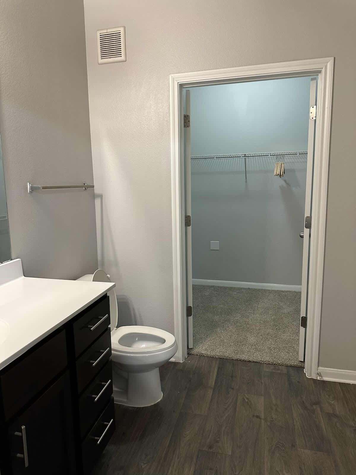 Regadera, secadora de cabello, toallas 