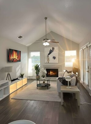 Televisión, chimenea y oficina 