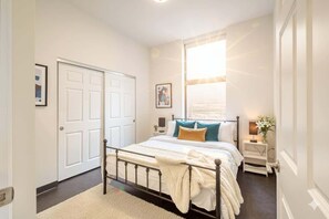 Escritorio, tabla de planchar con plancha, cuna de viaje y wifi