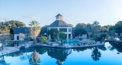 Quiet Loot Lakeside View 1BD Loft Suite By Airport