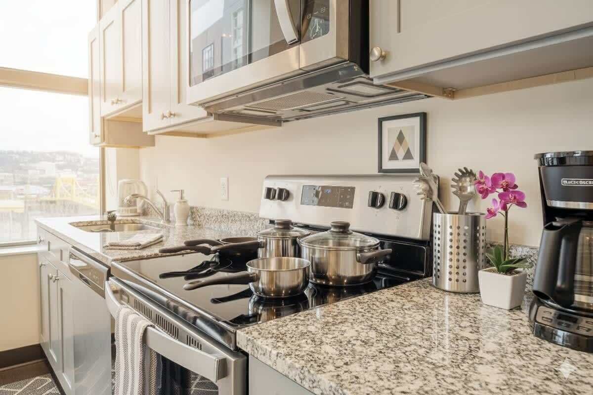 Frigorifero, microonde, forno, piano cottura