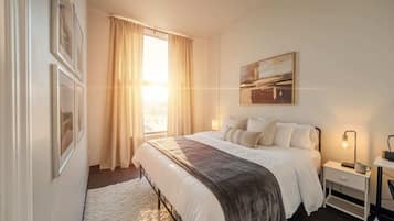 Schreibtisch, Bügeleisen/Bügelbrett, Reisekinderbett, WLAN