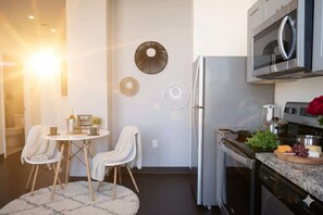 Geladeira, micro-ondas, fogão, cooktop