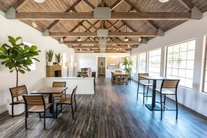 Dining - Loot Lake Shore Views 2BD/1B Loft Suite By Airport (San Antonio)