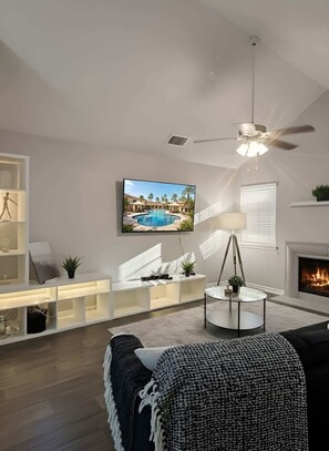 Living area - Loot Lake Shore Views 2BD/1B Loft Suite By Airport (San Antonio)