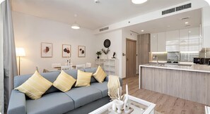 Flat-screen TV - Burj Khalifa & Canal View Stylish 2BR Apartment (Dubai)