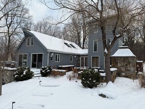 Exterior - Secluded escape w/ hot tub + pizza oven+ fireplace (Taghkanic)