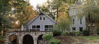 Secluded escape w/ hot tub + pizza oven+ fireplace