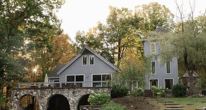 Secluded escape w/ hot tub + pizza oven+ fireplace