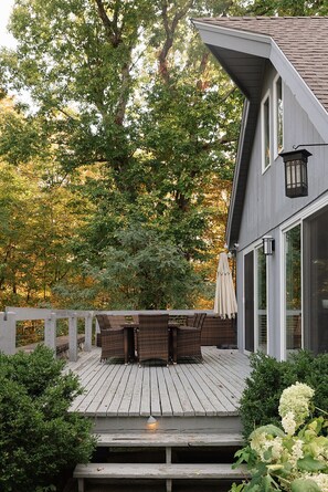Outdoor dining - Secluded escape w/ hot tub + pizza oven+ fireplace (Taghkanic)