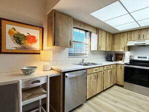 Fridge, microwave, oven, stovetop - 2BR Palm Manor – Pool, Tennis & Clubhouse (Englewood)