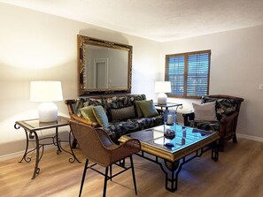 Smart TV, ping pong, books - 2BR Palm Manor – Pool, Tennis & Clubhouse (Englewood)