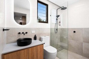 吹风机、毛巾、肥皂、洗发水