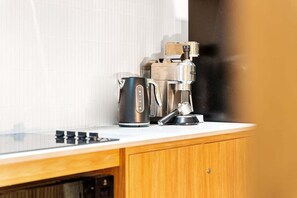Kühlschrank, Mikrowelle, Herdplatte, Wasserkocher mit Kaffee-/Teezubehör