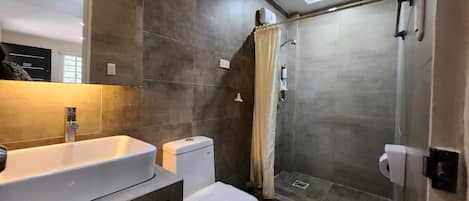 Queen Studio | Bathroom