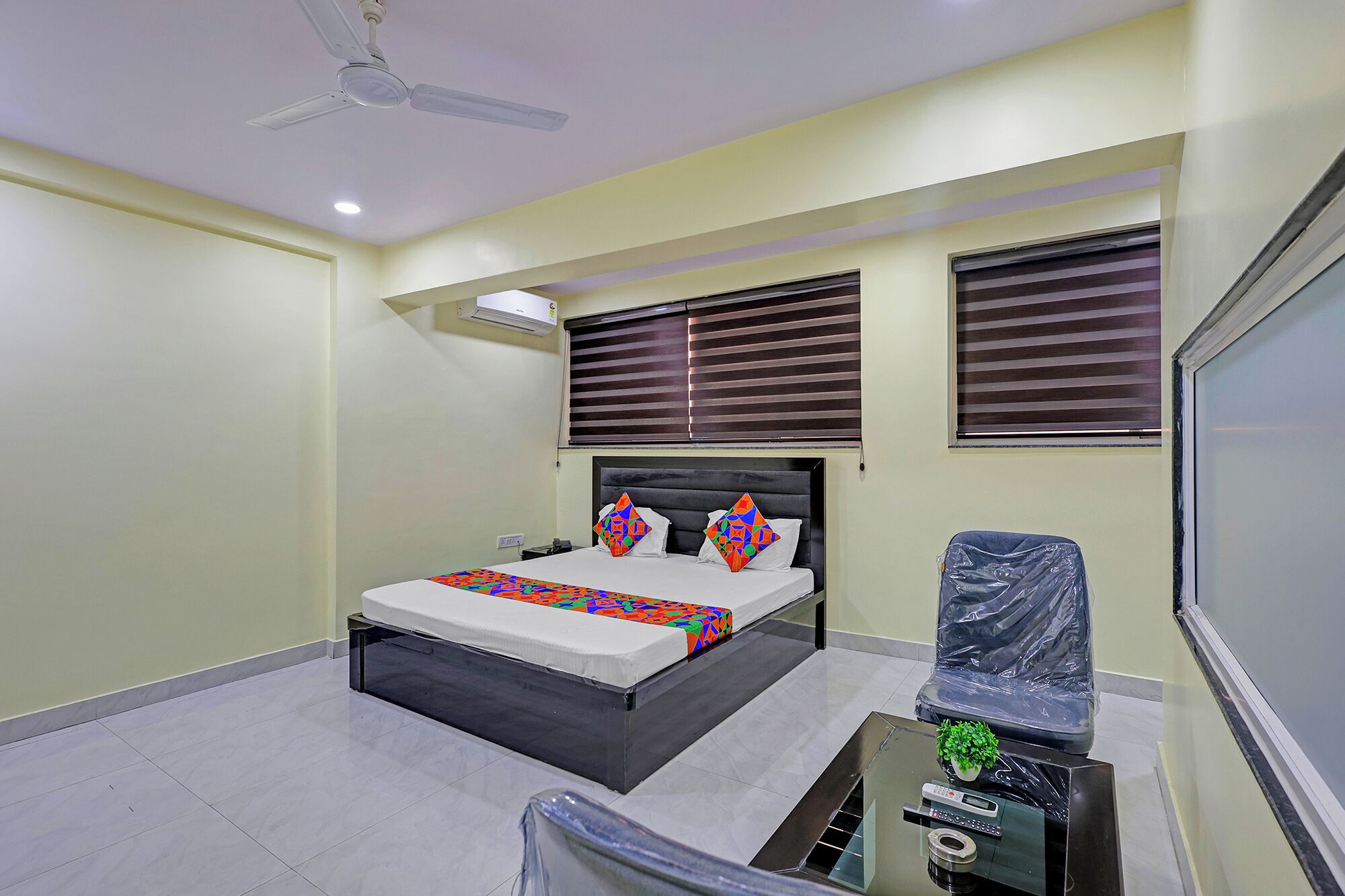 Egyptian cotton sheets, premium bedding, in-room safe, free WiFi