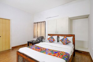 ملاءات من القطن المصري وأغطية فراش متميزة وخزنة داخل الغرفة