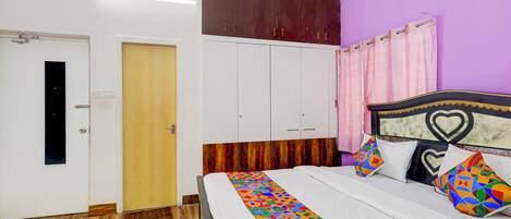 Egyptian cotton sheets, premium bedding, in-room safe, free WiFi