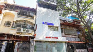 A multi-story building with a sign for 'fabHOTELS' and 'HOTEL B TOWN'. - Fabhotel B Town (Mumbai)