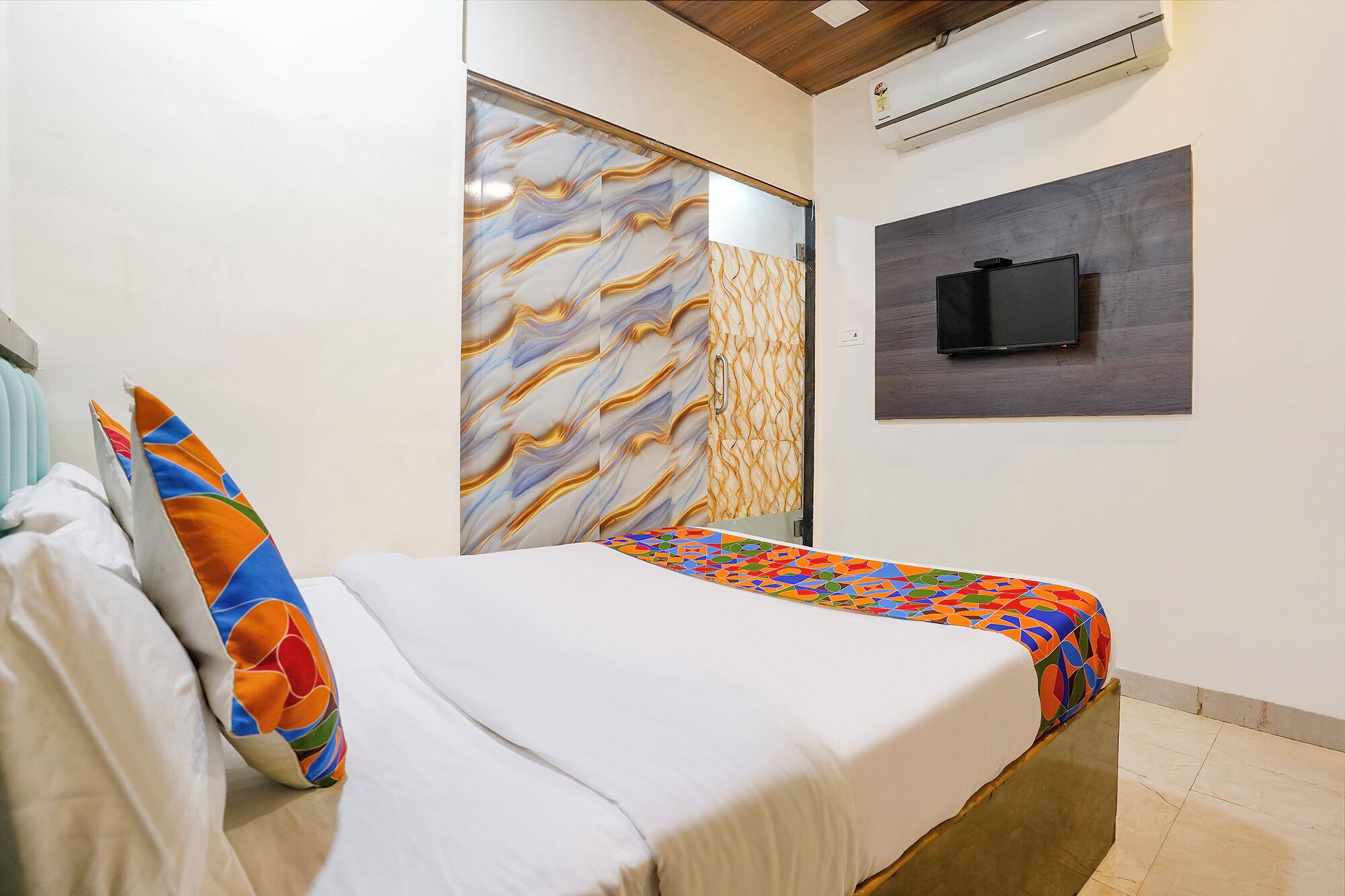 Egyptian cotton sheets, premium bedding, in-room safe, free WiFi