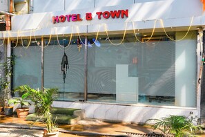 Property entrance - Fabhotel B Town (Mumbai)