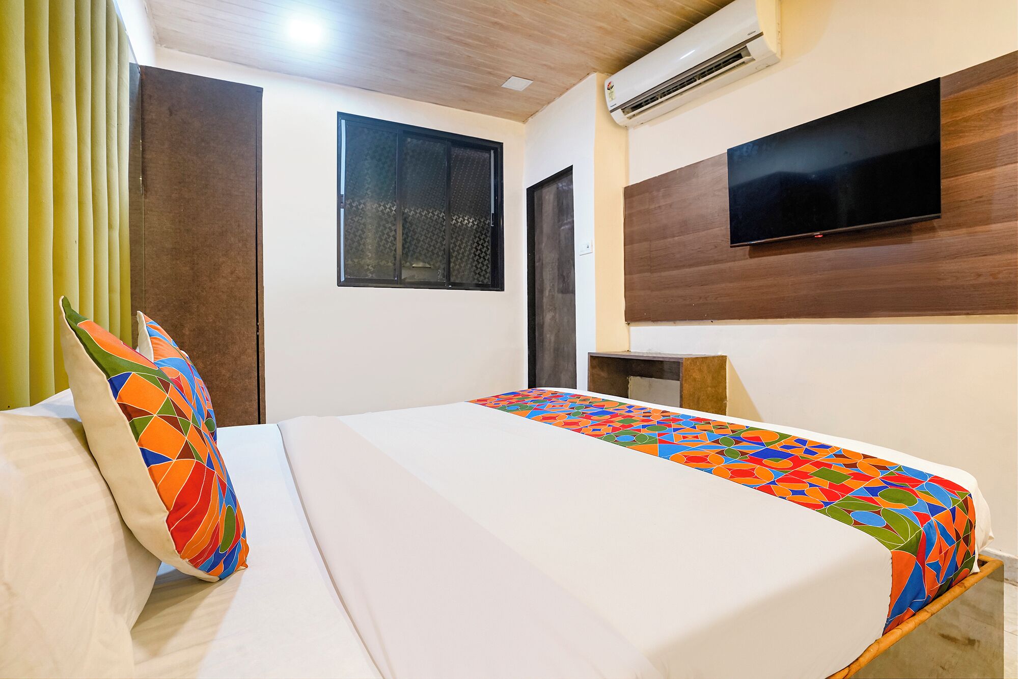 Egyptian cotton sheets, premium bedding, in-room safe, free WiFi