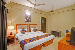 Egyptian cotton sheets, premium bedding, in-room safe, free WiFi - Fabhotel Charvi Reemz (Anjuna)