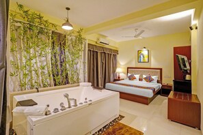 Egyptian cotton sheets, premium bedding, in-room safe, free WiFi - Fabhotel Charvi Reemz (Anjuna)