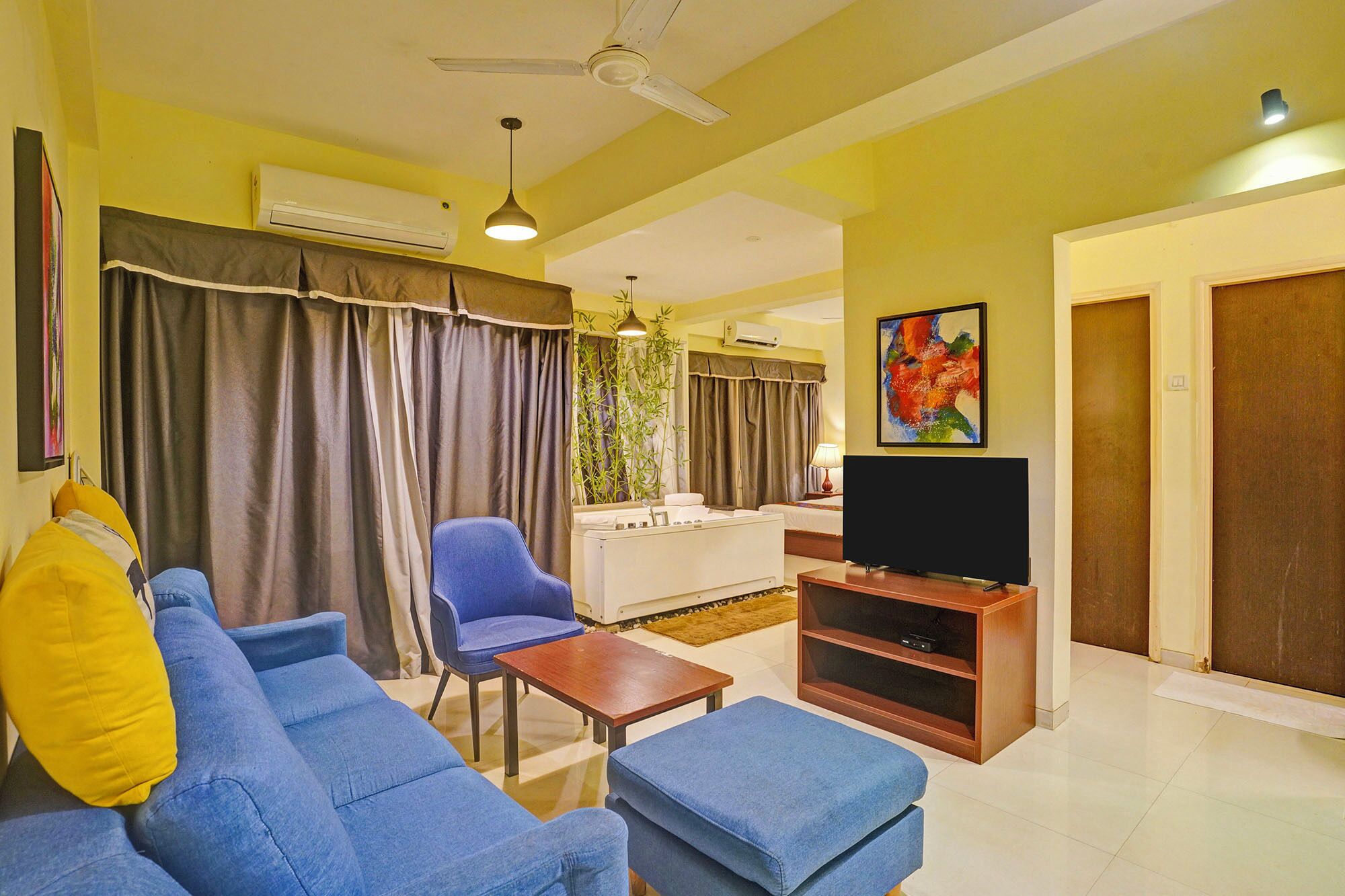 Egyptian cotton sheets, premium bedding, in-room safe, free WiFi