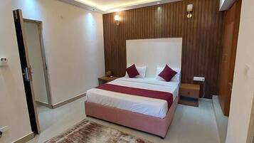 Deluxe Room | Egyptian cotton sheets, premium bedding, in-room safe, free WiFi