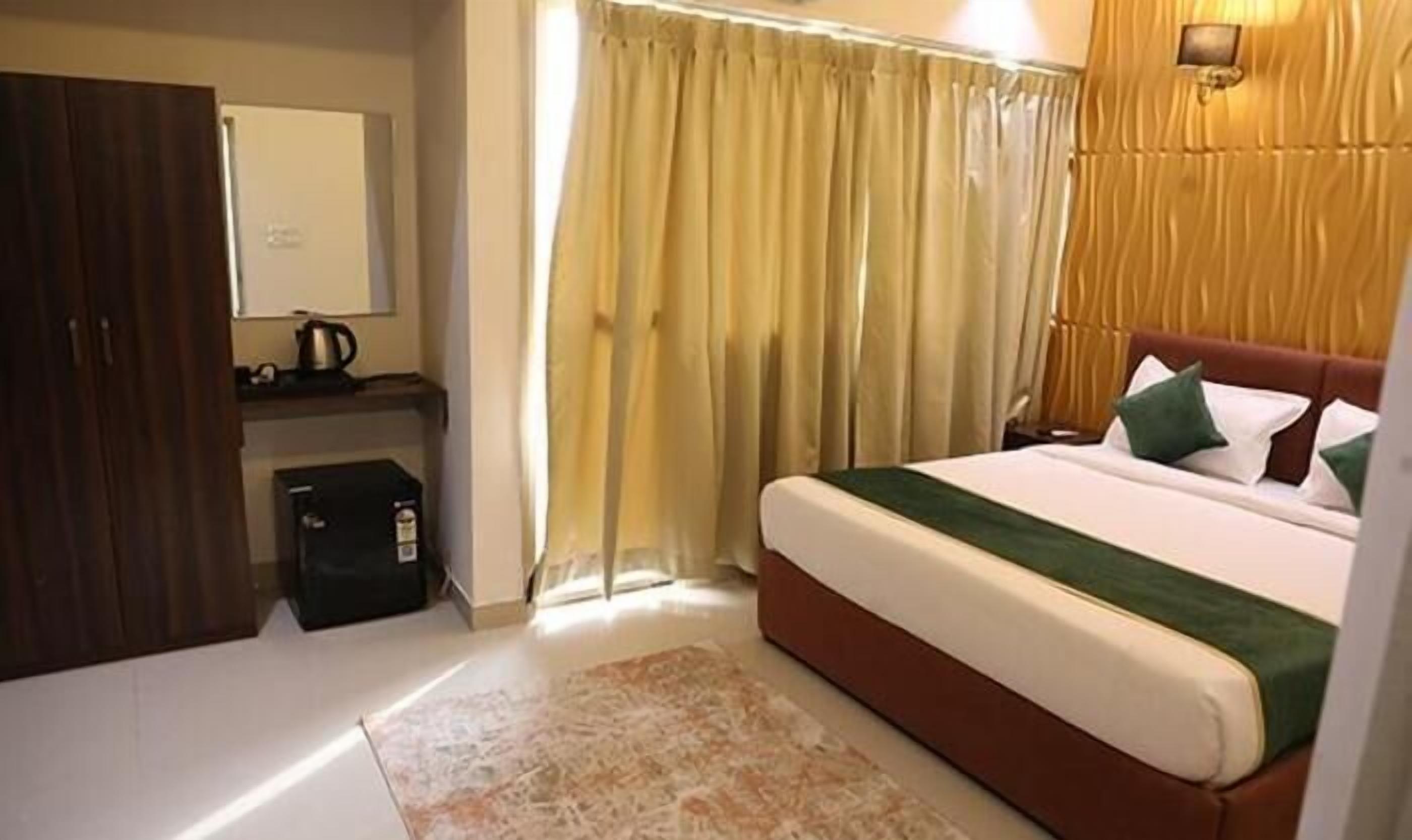 Egyptian cotton sheets, premium bedding, in-room safe, free WiFi