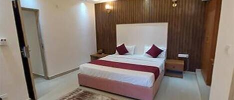 Egyptian cotton sheets, premium bedding, in-room safe, free WiFi