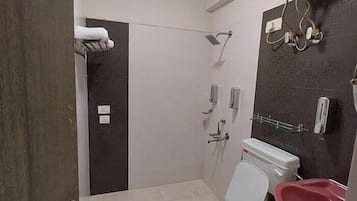 Camera Deluxe | Bagno | Doccia, soffione a pioggia, set di cortesia gratuito, asciugamani