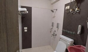 豪華客房 | 浴室 | 淋浴設備、淋浴花灑、免費盥洗用品、毛巾