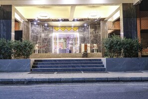 A hotel entrance with marble steps, a reception desk, and a red rope barrier. - Fabhotel Outstay (Navi Mumbai)