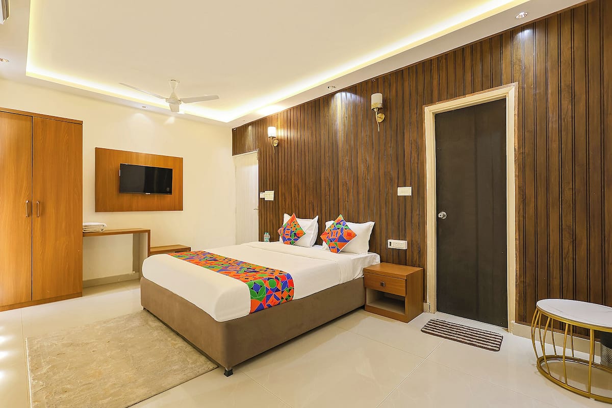 Egyptian cotton sheets, premium bedding, in-room safe, free WiFi