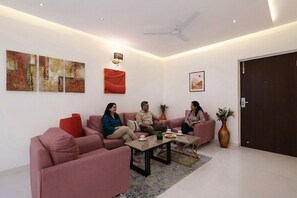 Lobby sitting area - Fabhotel Outstay (Navi Mumbai)