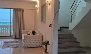 Lobby sitting area - Fabhotel Outstay (Navi Mumbai)