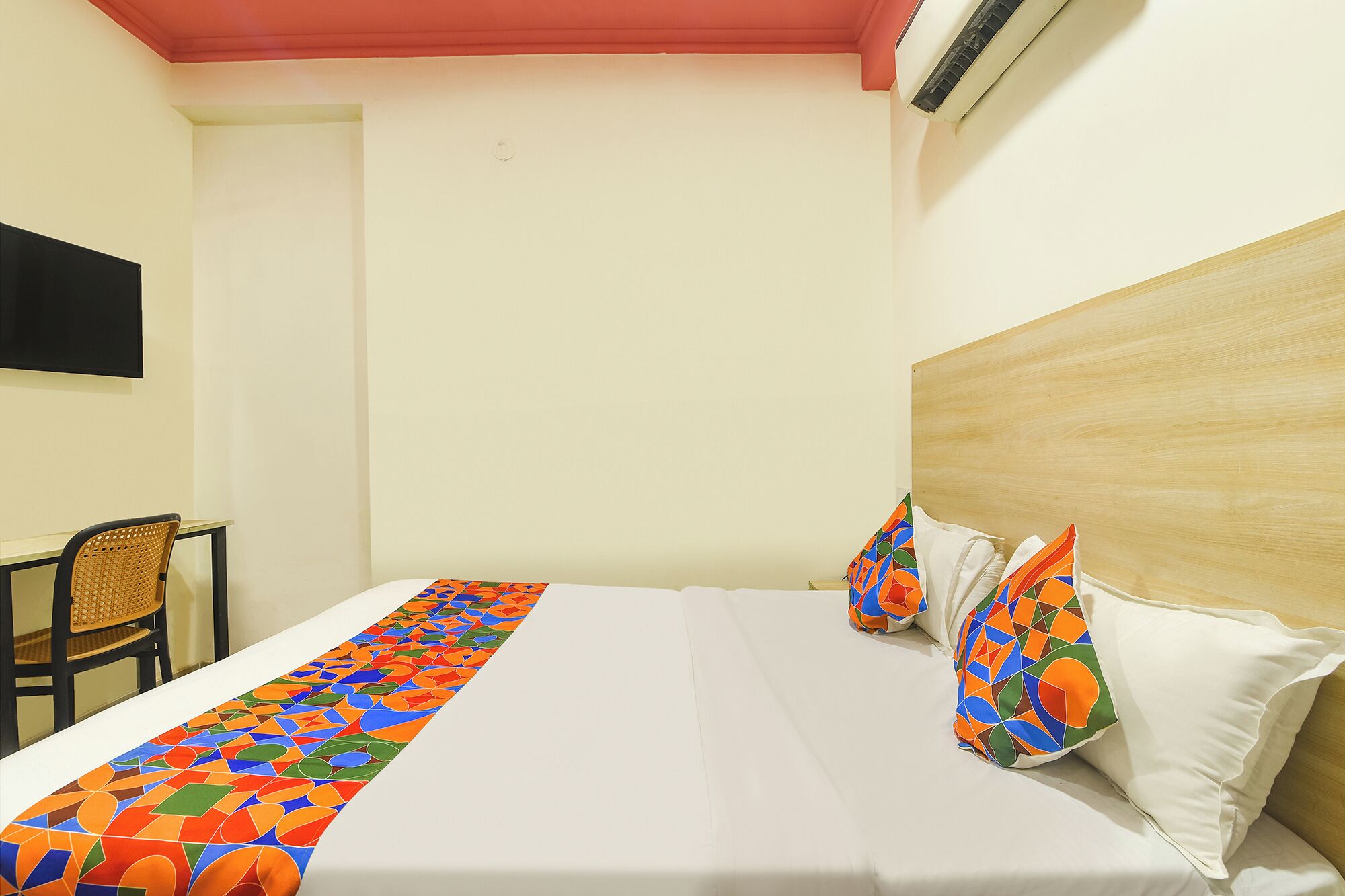 Egyptian cotton sheets, premium bedding, in-room safe, free WiFi