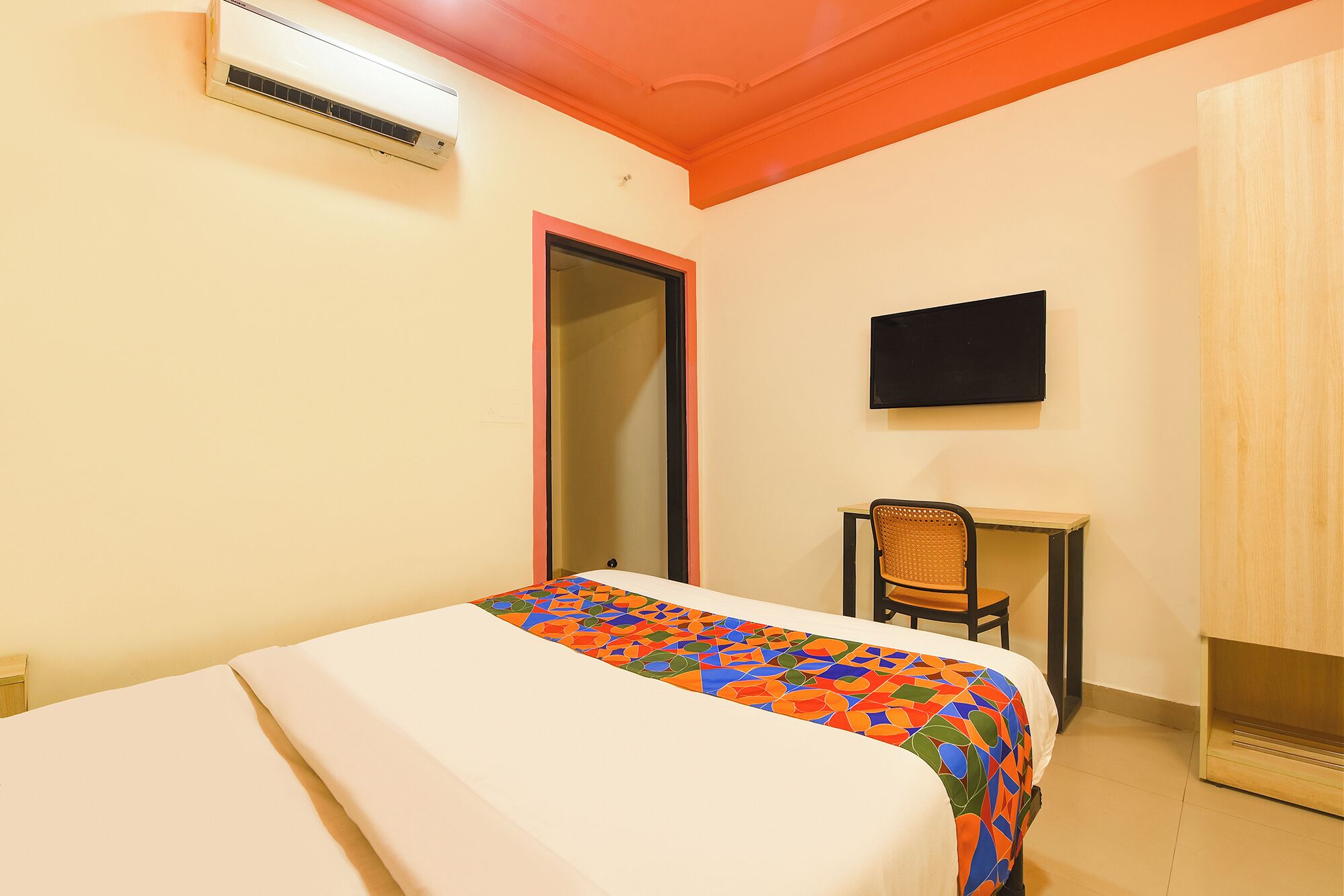 Egyptian cotton sheets, premium bedding, in-room safe, free WiFi