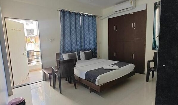 ملاءات من القطن المصري وأغطية فراش متميزة وخزنة داخل الغرفة