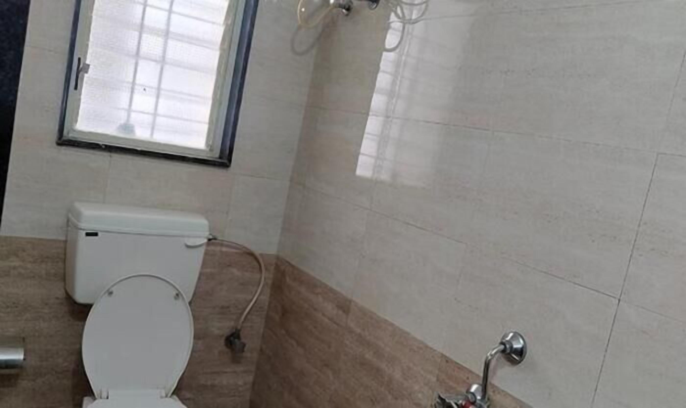 Shower, rainfall showerhead, free toiletries, towels