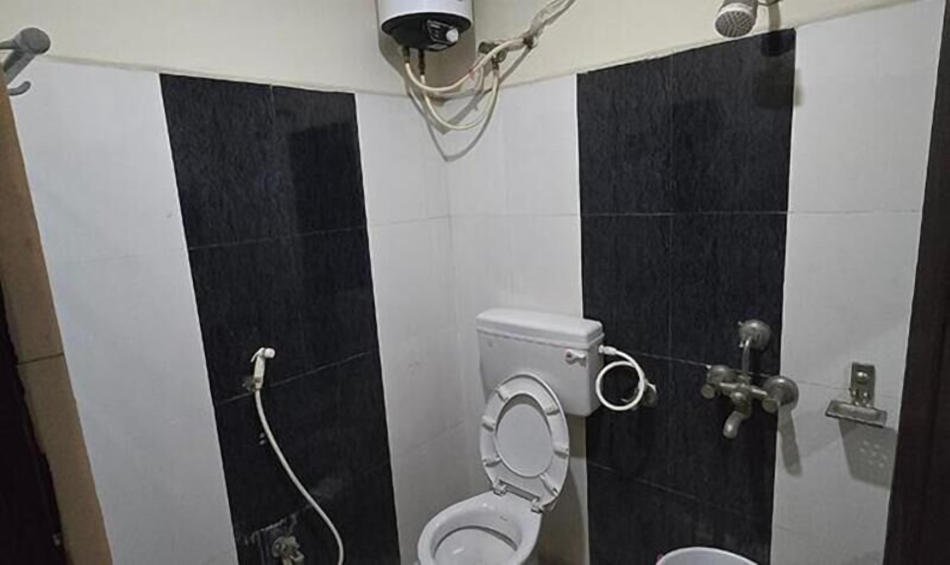 华丽客房 | 浴室 | 淋浴设施、大花洒淋浴喷头、免费洗浴用品、毛巾