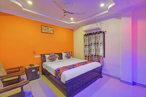 Egyptian cotton sheets, premium bedding, in-room safe, free WiFi - Fabhotel Sri Balaji Grand (Hyderabad)
