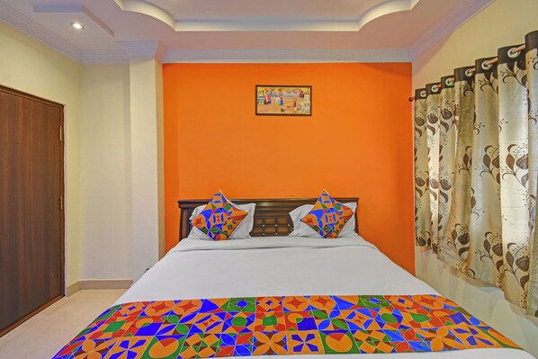 Egyptian cotton sheets, premium bedding, in-room safe, free WiFi - Fabhotel Sri Balaji Grand (Hyderabad)