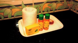 Shower, rainfall showerhead, free toiletries, towels - Fabhotel Sri Balaji Grand (Hyderabad)