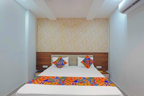 Egyptian cotton sheets, premium bedding, in-room safe, free WiFi - Fabhotel Shri Vishwanath (Varanasi)