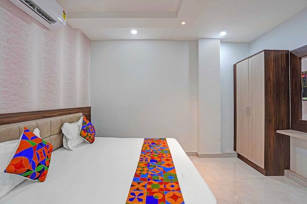 Egyptian cotton sheets, premium bedding, in-room safe, free WiFi