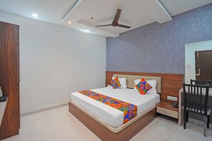 ملاءات من القطن المصري وأغطية فراش متميزة وخزنة داخل الغرف ة