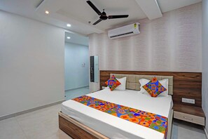 Deluxe Room | Egyptian cotton sheets, premium bedding, in-room safe, free WiFi - Fabhotel Shri Vishwanath (Varanasi)